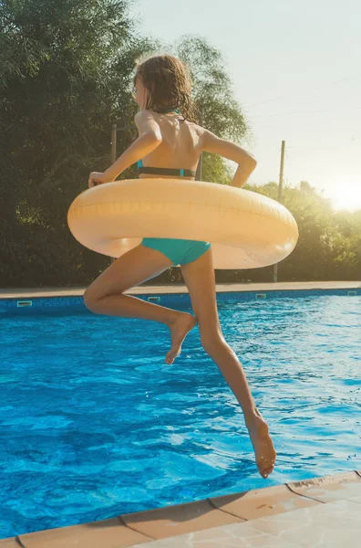 Mutlu Küçük Kız Yüzme Havuzuna Atlıyor — Stok fotoğraf
