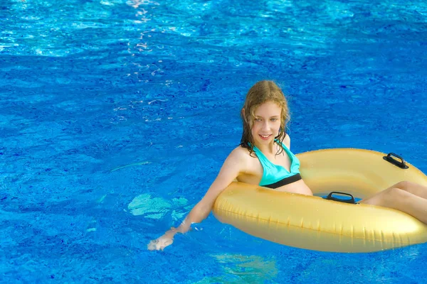 Liten Flicka Med Uppblåsbar Gummiring Roligt Poolen Plats För Text — Stockfoto