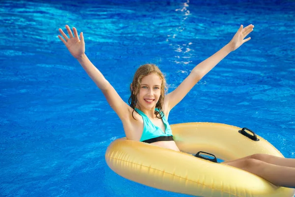 Kleines Mädchen Mit Aufblasbarem Gummiring Das Spaß Schwimmbad Hat Platz — Stockfoto