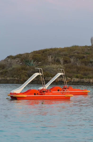 Pedal Boats Perto Linha Praia Praia Nissi Chipre — Fotografia de Stock