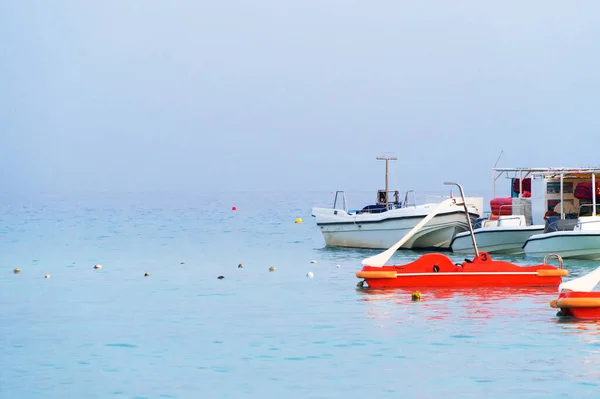 Barcos Perto Linha Praia Praia Nissi Chipre — Fotografia de Stock