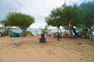 Deniz kıyısındaki mülteci mekanı..