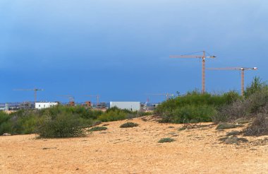 Kıbrıs 'ta Ayia Napa yakınlarında çok sayıda inşaat vinci bulunuyor.