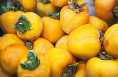 Süpermarketteki organik hurmaların yakın plan görüntüsü.