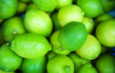 Sepetteki organik limonların yakın plan görüntüsü.