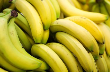 Süpermarkette organik muzların yakın plan görüntüsü.