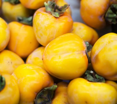 Süpermarketteki organik hurmaların yakın plan görüntüsü.