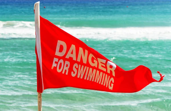 泳滩上游泳红旗的危险 — 图库照片