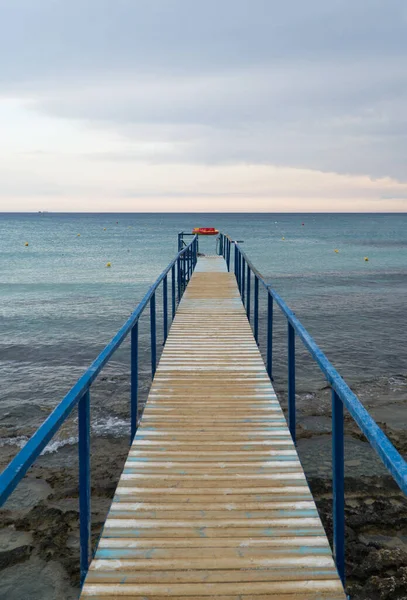 Alter Holzsteg Der Zum Meer Auf Zypern Führt — Stockfoto