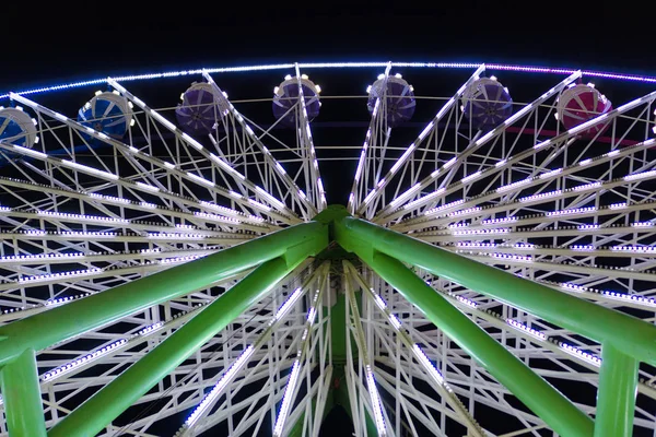 Πολύχρωμο Τροχό Ferris Στο Πάρκο Της Πόλης Νύχτα — Φωτογραφία Αρχείου