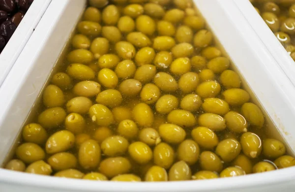 Olive Verdi Salamoia Supermercato — Foto Stock