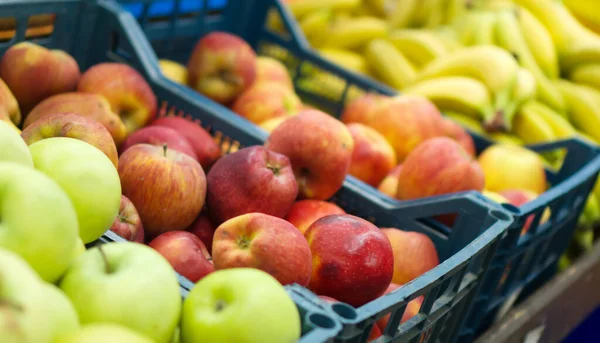 Cestas Frutas Mercado Plátanos Manzanas —  Fotos de Stock