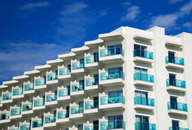 Balkonlu otel ya da apartman portresi.