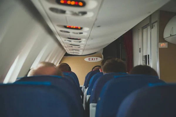 Внутри Самолета Пассажирами — стоковое фото