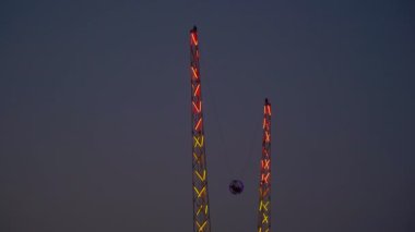 Akşam eğlence parkında bungee ters dönmüş..