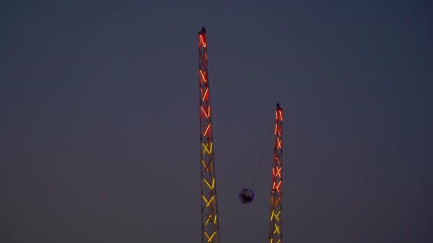 Bungee Reverso Parque Diversões Cidade Noite — Vídeo de Stock