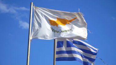 Kıbrıs ve Yunanistan 'ın bayrakları mavi gökyüzünde dalgalanıyor.