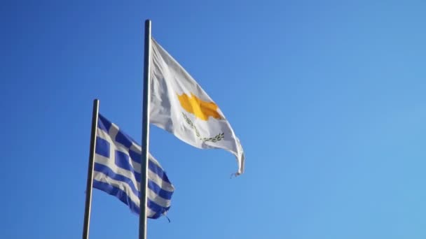 Прапори Кіпру Греції Махають Над Синім Небом — стокове відео