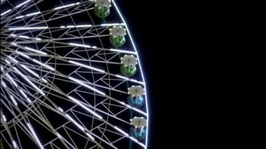 Gece şehir parkında renkli dönme dolap.