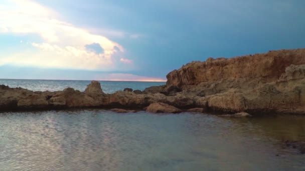 Schöne Lavasteine Der Küste Zyperns — Stockvideo