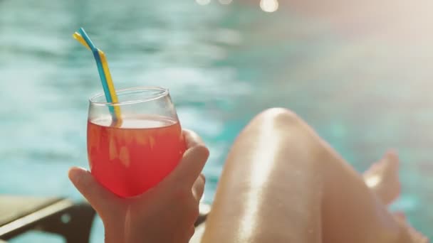 Femeie Cocktail Relaxare Lângă Piscină — Videoclip de stoc