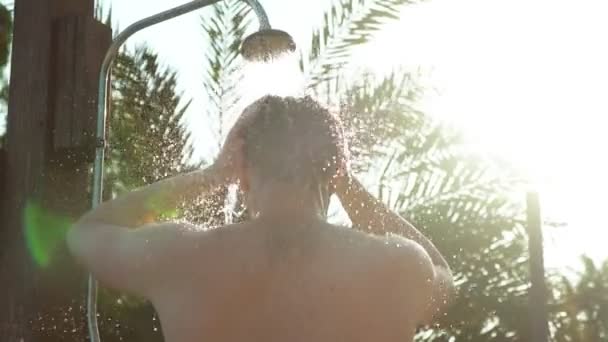 Homme Qui Prend Une Douche Dehors Vue Arrière — Video