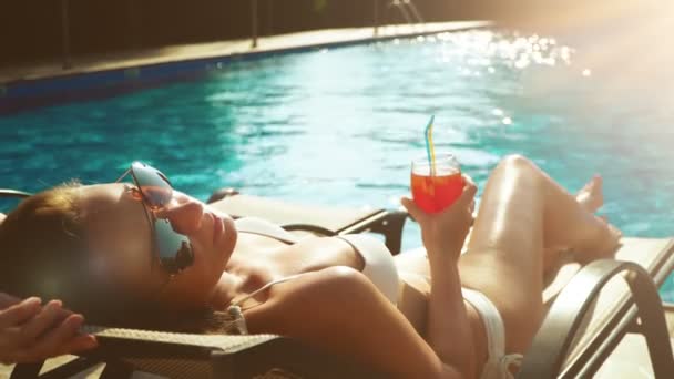 Femme Avec Cocktail Couché Près Piscine — Video