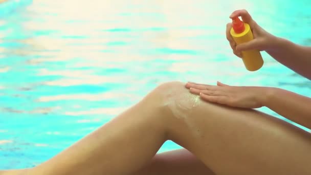 Femme Appliquant Crème Solaire Sur Ses Jambes — Video