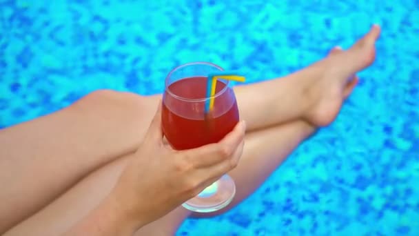 在游泳池边喝鸡尾酒放松的女人 — 图库视频影像