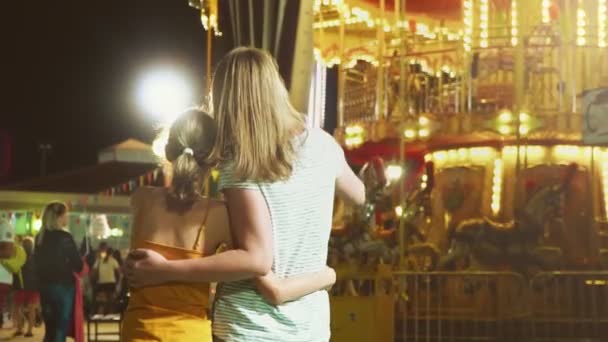 Mujer y su hija en el parque de atracciones . — Vídeo de stock