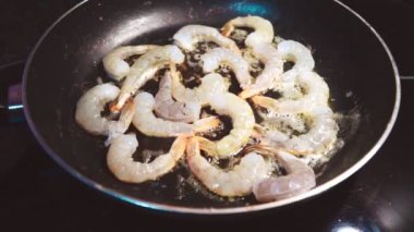 Kral karidesler tavada kızarır..