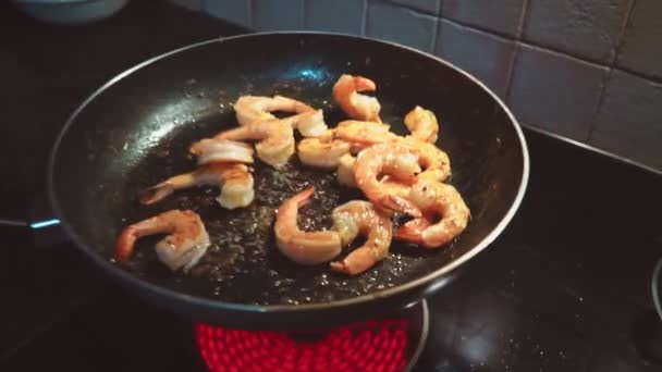 Королівські креветки смажать на сковороді . — стокове відео