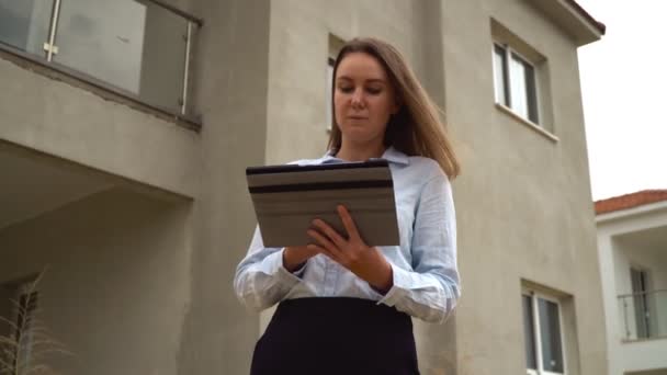 Entrepreneur féminin devant la nouvelle construction du bâtiment . — Video