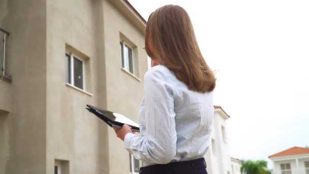 Contratante feminina em frente à construção de um novo edifício . — Vídeo de Stock