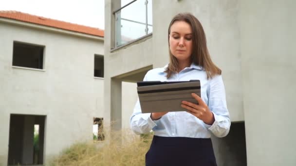 Contratante feminina em frente à construção de um novo edifício . — Vídeo de Stock