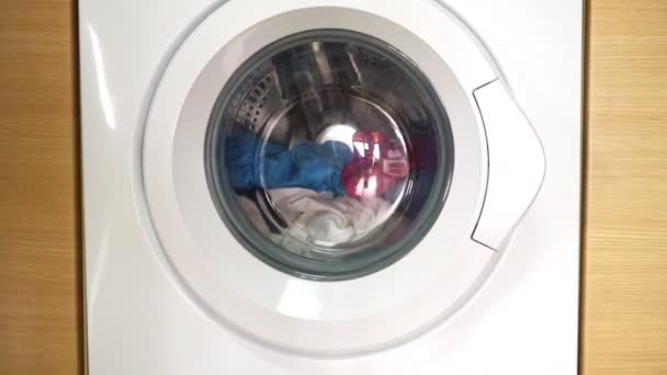 Waschmaschine mit Klamottenöffnung. — Stockvideo