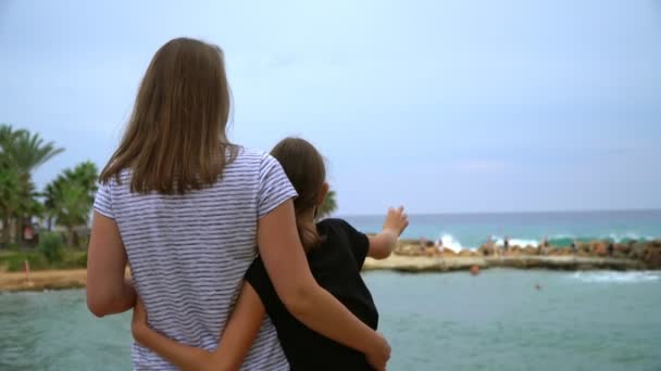 Familia Disfrutando Vacaciones Latchi Adams Beach Ayia Napa Chipre — Vídeos de Stock