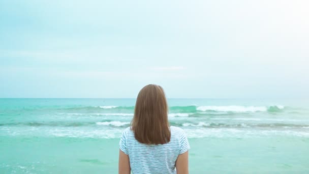 Mujer Joven Relajándose Cerca Del Mar — Vídeos de Stock