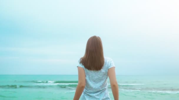 Mujer Joven Relajándose Cerca Del Mar — Vídeos de Stock