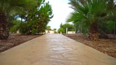 Kamera arka bahçede yüzme havuzuyla uçuyor..