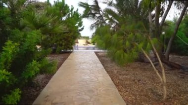 Kamera arka bahçede yüzme havuzuyla uçuyor..