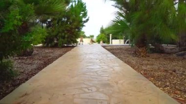 Kamera arka bahçede yüzme havuzuyla uçuyor..