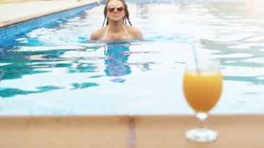 Yüzme havuzunda rahatlatıcı kadın.