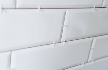 Mutfak önlüğüne beyaz fayanslar sığıyor..