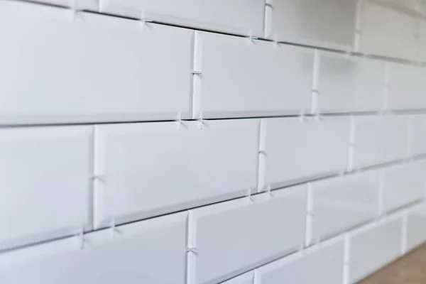 Fitting White Tiles Kitchen Apron — Stock Photo, Image