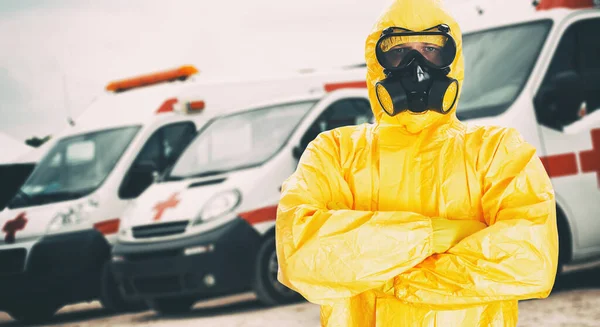 Man Biohazard Suit Ambulance Cars Background Covid Quarantine Concept — Stock Photo, Image