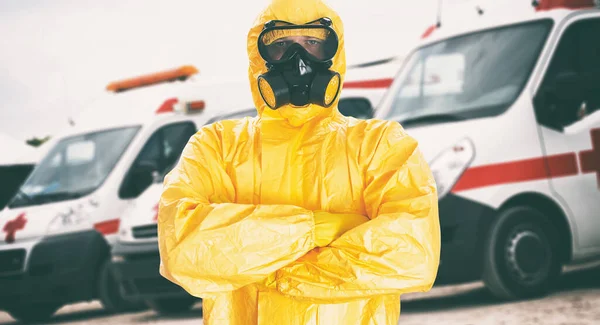 Man Biohazard Suit Ambulance Cars Background Covid Quarantine Concept — Stock Photo, Image