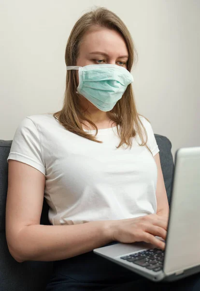Mujer Con Máscara Médica Trabajando Desde Casa Aislamiento Casa —  Fotos de Stock