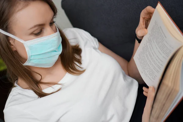 Mujer Libro Lectura Máscara Médica Aislamiento Casa —  Fotos de Stock