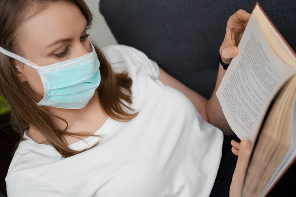 Mulher Livro Leitura Máscara Médica Isolamento Casa — Fotografia de Stock